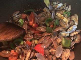 15、彩椒炒花甲,翻炒均匀入味，即可出锅