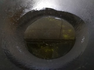 7、杏鲍菇虾仁炒饭,热锅倒入多一点的油。