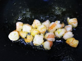 8、杏鲍菇虾仁炒饭,油温微热放入虾粒，文火翻炒至变红。