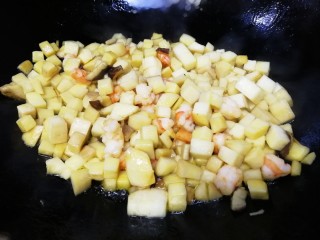 10、杏鲍菇虾仁炒饭,急火炒，炒一会儿杏鲍菇会变软出水。