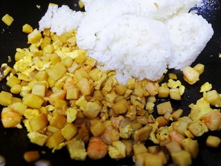 15、杏鲍菇虾仁炒饭,放入打散的米饭炒匀。