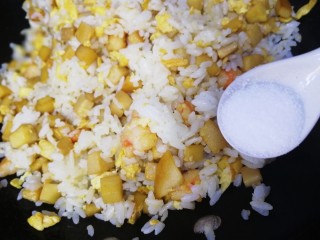 16、杏鲍菇虾仁炒饭,加1小勺盐炒匀。