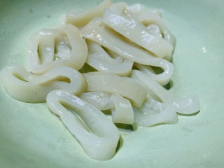 2、黄金鱿鱼圈,解冻，洗净；