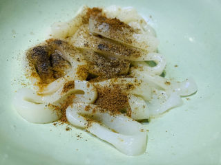 6、黄金鱿鱼圈,搅拌均匀；