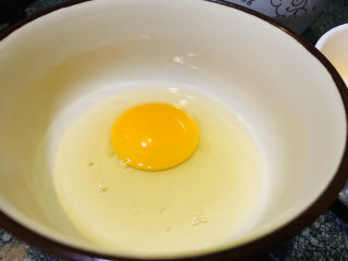 8、黄金鱿鱼圈,鸡蛋一个打散；