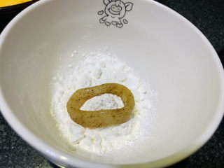 11、黄金鱿鱼圈,腌制好的鱿鱼圈先沾玉米淀粉；