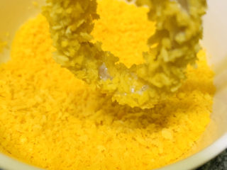 13、黄金鱿鱼圈,最后沾面包糠；