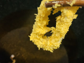 14、黄金鱿鱼圈,锅里油加热，放入鱿鱼圈；