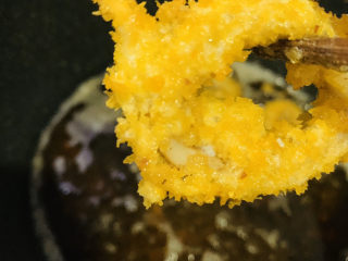 16、黄金鱿鱼圈,两面金黄，夹起；