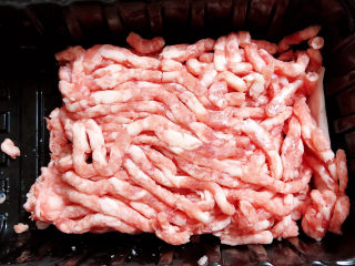 1、莲藕肉丸,准备好肉馅。