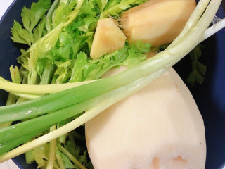 2、莲藕肉丸,准备好莲藕、香芹芯、葱姜。