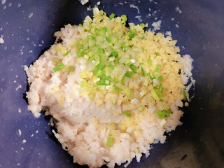 5、莲藕肉丸,莲藕放入盆中，葱姜切末儿放入盆中。