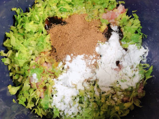 9、莲藕肉丸,加调料：油、盐、糖、生抽、蚝油、十三香、花椒末、淀粉、白胡椒粉。