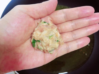 11、莲藕肉丸,将肉馅做成一个个肉丸。