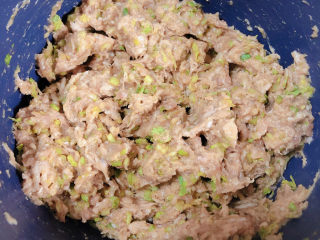 10、莲藕肉丸,将肉馅顺时针搅拌均匀。