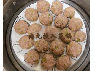 12、莲藕肉丸,将做好的肉丸摆放在盘中，放入蒸锅中。