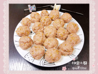 14、莲藕肉丸,一盘香嫩的莲藕肉丸就上桌了。