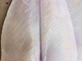 1、鱿鱼炒芹菜,鱿鱼洗净，在背面轻轻斜切出花纹，但不要划破。