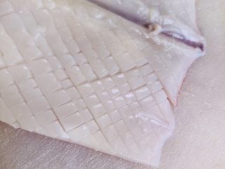 2、鱿鱼炒芹菜,再换方向斜切，还是不能划破底层。近距离看是这样的小块