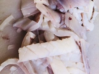 3、鱿鱼炒芹菜,再切成条状