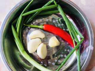 4、鱿鱼炒芹菜,葱姜蒜辣椒洗净，生姜，大蒜去皮。