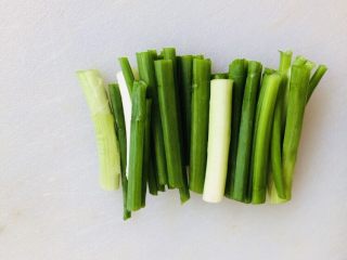 5、鱿鱼炒芹菜,葱切段