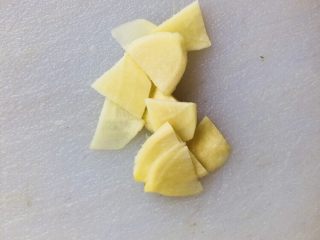 6、鱿鱼炒芹菜,生姜切成薄片