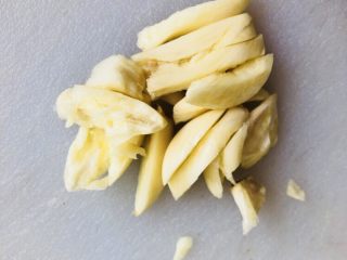 7、鱿鱼炒芹菜,大蒜拍碎切成片