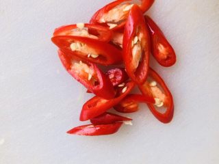 8、鱿鱼炒芹菜,辣椒去蒂斜切成片