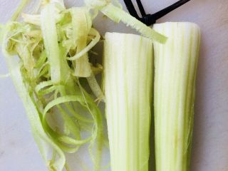 9、鱿鱼炒芹菜,西芹洗净削去外皮，切掉部分头部