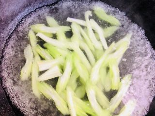 12、鱿鱼炒芹菜,放入芹菜焯烫至变色后捞出