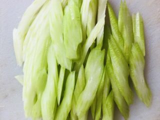 10、鱿鱼炒芹菜,再斜切成片