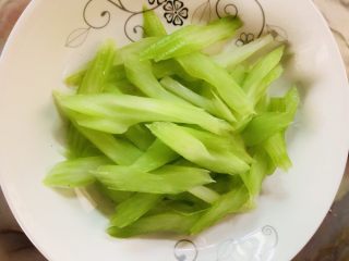 13、鱿鱼炒芹菜,焯烫后的芹菜颜色很青翠