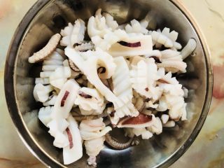 14、鱿鱼炒芹菜,鱿鱼也焯烫一下，看着变色稍微卷曲，就可以捞起来了。划花刀的鱿鱼很有卖相。