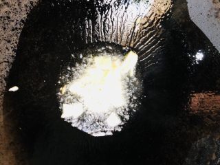 16、鱿鱼炒芹菜,放入姜蒜爆香