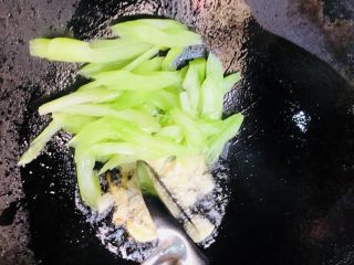 17、鱿鱼炒芹菜,放入芹菜翻炒均匀