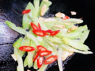 18、鱿鱼炒芹菜,放入辣椒翻炒均匀