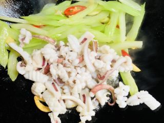 19、鱿鱼炒芹菜,加入鱿鱼翻炒均匀