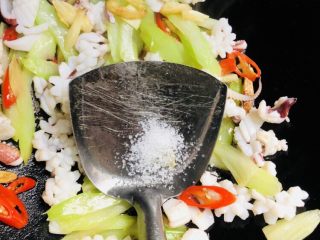 20、鱿鱼炒芹菜,加适量盐