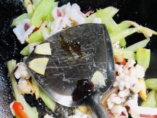 21、鱿鱼炒芹菜,加入适量蚝油
