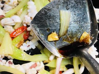 22、鱿鱼炒芹菜,加入适量酱油