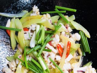 23、鱿鱼炒芹菜,翻炒均匀后加入葱段炒均匀