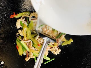 24、鱿鱼炒芹菜,放入适量淀粉水勾芡，翻炒均匀。