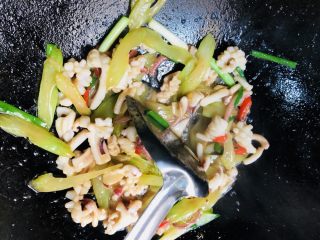 25、鱿鱼炒芹菜,关火装盘即可