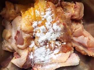 5、干葱豆豉鸡,少许淀粉，抓匀后腌制几分钟。