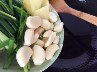 6、干葱豆豉鸡,准备好葱姜蒜，葱切段、姜切片，入油锅（油要比平时炒菜多二倍），炸至变成金黄色后捞出。