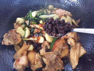 12、干葱豆豉鸡,还有豆豉和料酒，炒制几分钟后，收汁出锅。