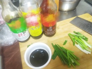 1、葱油面,调汁:一勺老抽，两勺生抽，一勺味极鲜，一勺白糖，搅拌均匀，香葱切段