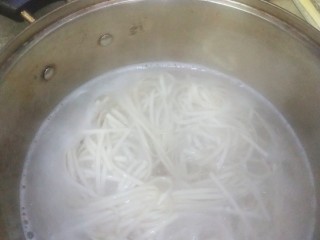 2、葱油面,烧水煮面，面熟后捞出过凉备用。