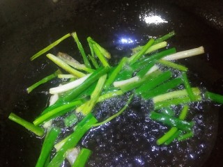 3、葱油面,起锅热油，小火先下葱白，在下葱叶，煸炒出香味